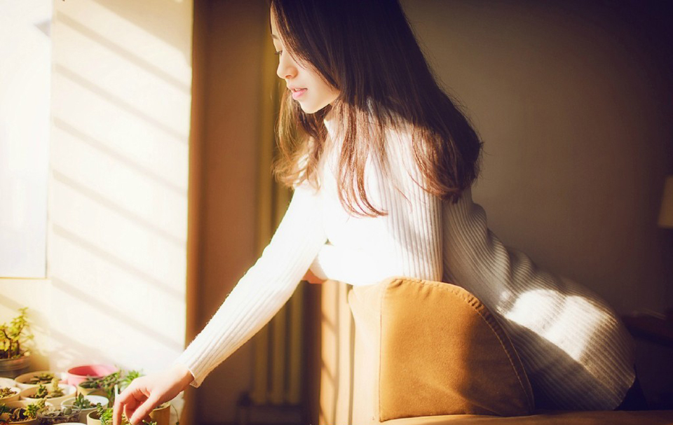 或许，我们终究会有那么一天：牵着别人的手，遗忘曾经的他。——三毛《雨季不再来》